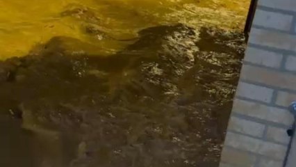 El agua bajando endiablada por la calle Neptuno de San Javier.