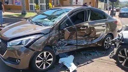 Bebê escapa ileso e homem fica ferido em acidente de carro na Rua Presidente Kennedy