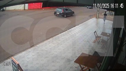 Câmera flagra acidente que deixou motociclista ferido na Rua Europa