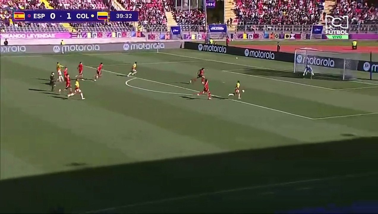 Jordan Barrera estrelló el balón en el palo.
