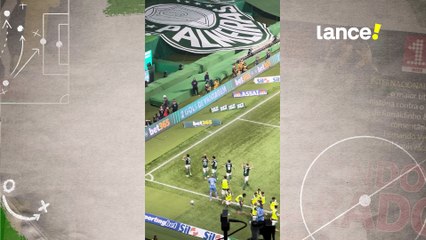 Bruno Rodrigues comemora gol marcado com todo o elenco titular, reserva e comissão técnica