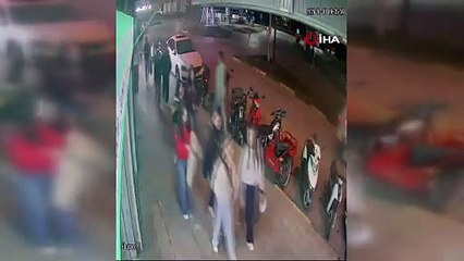 Kaza yaptıkları aracı bırakıp kaçtılar: Kaza anı güvenlik kamerasında