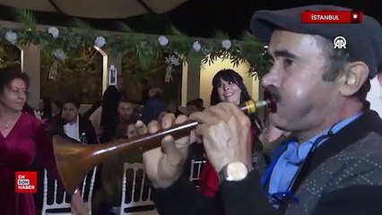 İstanbul'da zurnacı baba ile davulcu kızı düğünlere renk katıyor