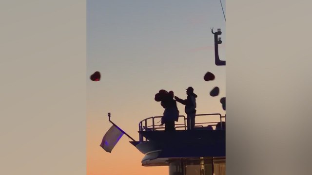 El romántico beso de Lamine Yamal y Nicki Nicole durante la puesta de sol