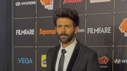 डैशिंग लुक में नज़र आए Kartik Aryan