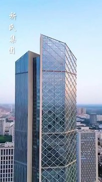 On a rainy night, soaking wet, she blocked his luxury car and cried bitterly, begging him to take her in. The man, who had been secretly in love with her for years, was heartbroken and clutched her tightly in his arms. Even though he knew this love was ta