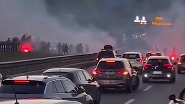 Una batalla campal entre grupos ultras paraliza el tráfico en una autopista italiana