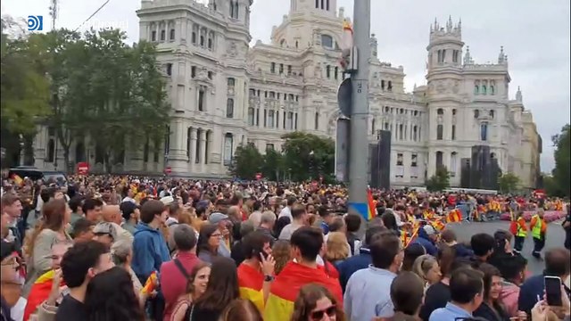 Abucheos a Sánchez en la plaza de Cibeles de Madrid en el 12-O