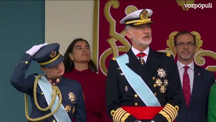 Dos de los paracaidistas del 12 de octubre han saltado con la bandera y han aterrizado sin incidentes en la zona secundaria establecida