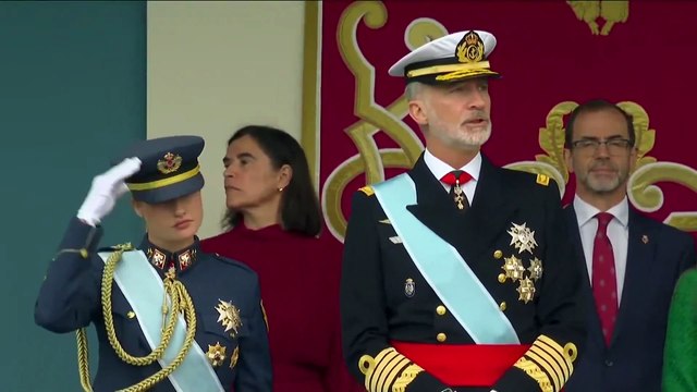 Dos de los paracaidistas del 12 de octubre han saltado con la bandera y han aterrizado sin incidentes en la zona secundaria establecida