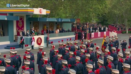 Felipe VI y la princesa Leonor rinden homenaje a la bandera de España