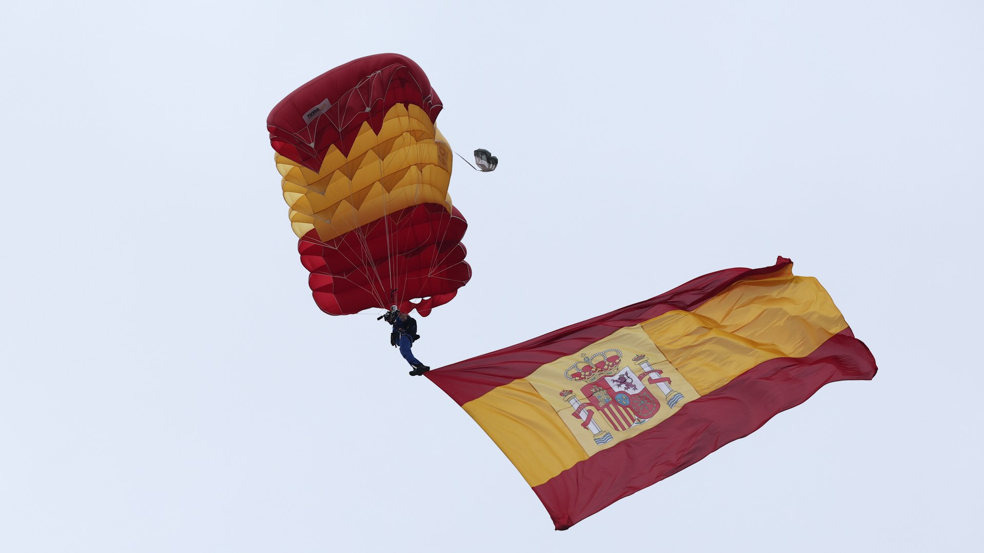 Dos especialistas de la patrulla acrob�tica paracaidista (Papea) saltaron desde un c-212 Aviocar, portando uno de ellos la bandera de Espa�a que, una vez tomaron tierra, fue izada solamente en el m�stil mientras sonaba el himno.