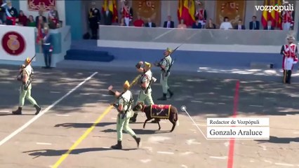 En lugar de la tradicional cabra, la Legión desfila con el borrego ‘Baraka’