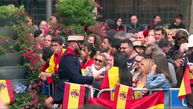 Miles de personas arropan a las Fuerzas Armadas en un desfile del 12 de Octubre