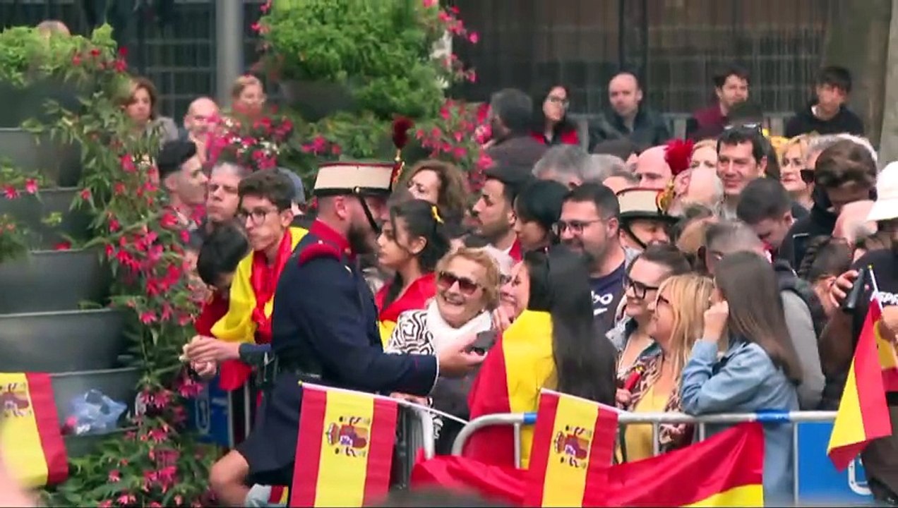 Miles de personas arropan a las Fuerzas Armadas en un desfile del 12 de Octubre