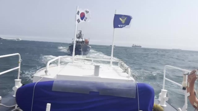 부산 앞바다서 낚시 어선 표류...해경 예인 / YTN