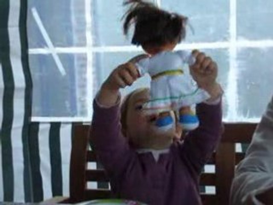 Camille et sa poupée Dora