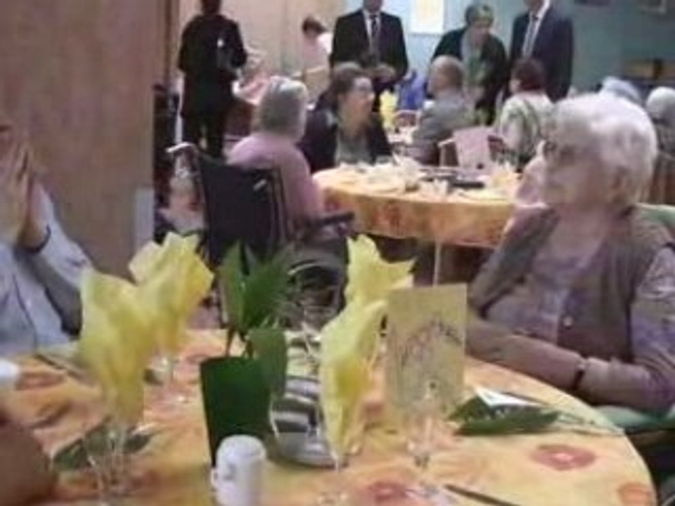 Visite des elus a la maison de retraite 1er mai 2008