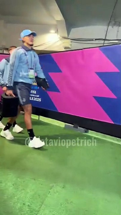 La Selección argentina Sub 20 festeja triunfo contra México con "El Chavo"