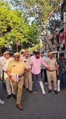 कांग्रेस नेता पर हमले के आरोप में भाजपा नेता बेटे व भतीजे के साथ गिरफ्तार, पुलिस ने कराई परेड