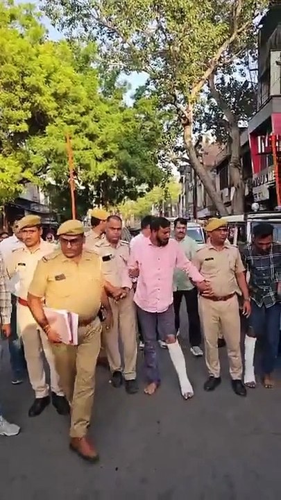 कांग्रेस नेता पर हमले के आरोप में भाजपा नेता बेटे व भतीजे के साथ गिरफ्तार, पुलिस ने कराई परेड