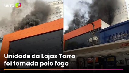 Incêndio atinge prédio comercial na Lapa, em São Paulo
