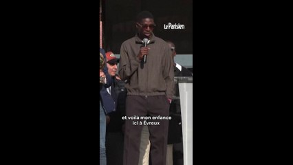 Dembélé présente son Ballon d'or à Évreux