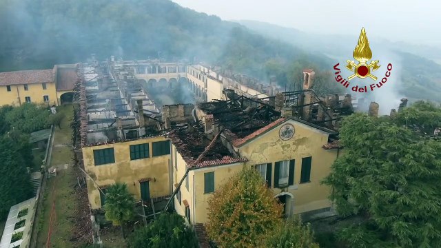 L'incendio al monastero della Bernaga, le immagini impressionanti della distruzione vista dall'alto