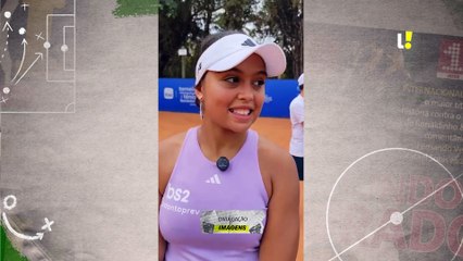 Tenista Naná Silva, de 15 anos, celebra o primeiro título profissional de simples.