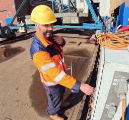 Voilà comment on inaugure les navires en hollande... impressionnant