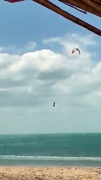 C'est du kite surf ou du saut en parachute... Flippant
