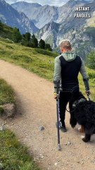 Cet homme vivant avec un handicap reçoit le précieux soutien de son chien pour se déplacer