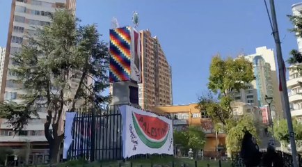 En Bolivia feministas convierten una estatua de Isabel la Católica en un "homenaje a Gaza"