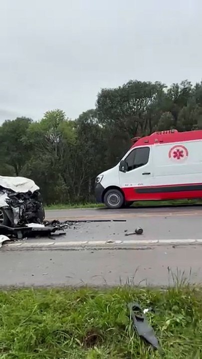 Duas pessoas morrem após carro cair em ribanceira em acidente grave na BR-282