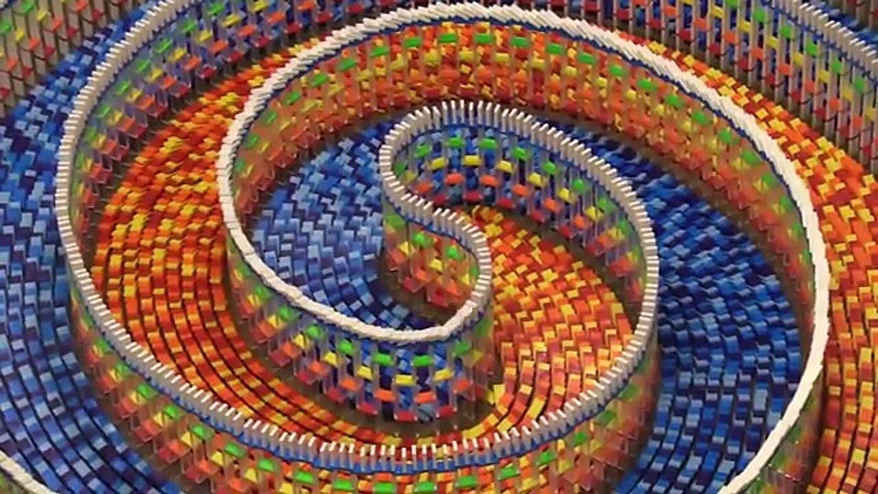 THE AMAZING TRIPLE SPIRAL (15,000 DOMINOES)