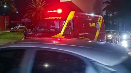 Piloto é socorrido pelo Siate após acidente em cruzamento com semáforo no Centro