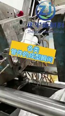 PVC boru bağlantı parçalarının işlenmesi ve kalıplanması anı.