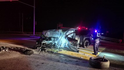 전북 김제서 승용차가 교각 들이받아 운전자 사망 / YTN