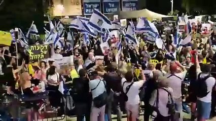 Des foules se rassemblent actuellement sur la place des Otages pour assister à la libération des otages