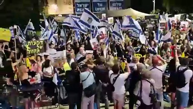 Des foules se rassemblent actuellement sur la place des Otages pour assister à la libération des otages