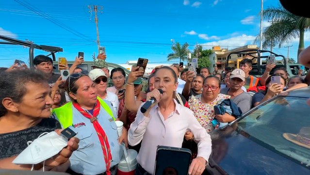 Claudia Sheinbaum informa a la población de Poza Rica, Veracruz, sobre las labores que se realizan tras las inundaciones