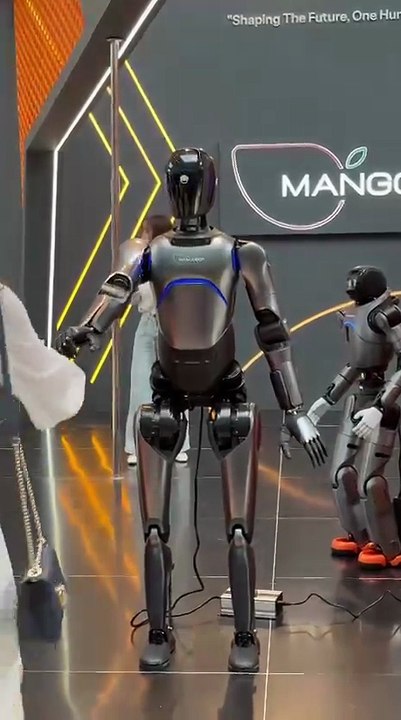 Robots wave to Gitex visitors