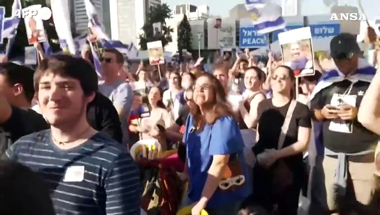 A Tel Aviv lacrime e applausi per la liberazione dei primi ostaggi