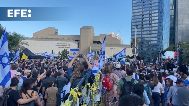 Ciudadanos israelíes en la plaza de los rehenes de Tel Aviv aguardan el regreso de los secuestrados por Hamás