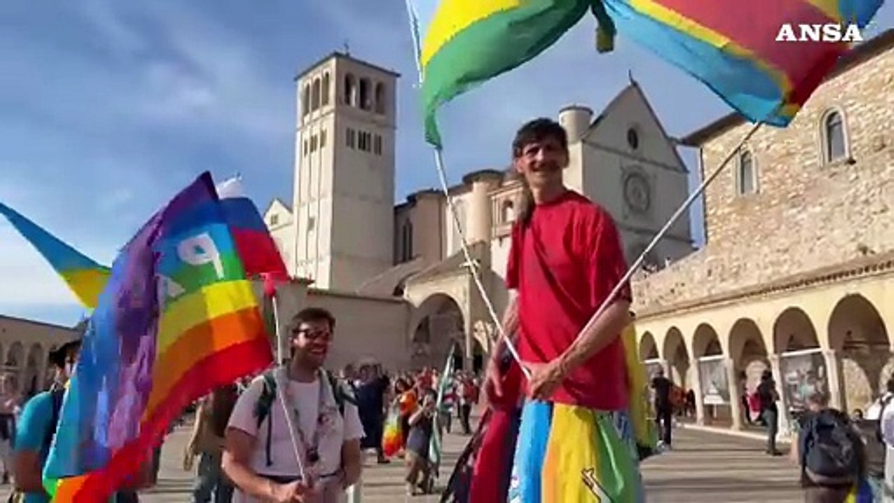 Bandiera della Palestina e Israele unite, la conclusione della Marcia della pace Assisi