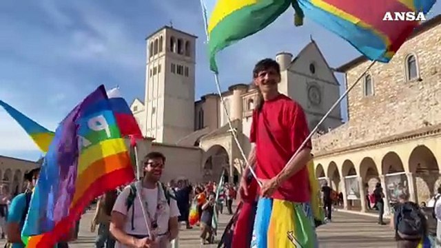 Bandiera della Palestina e Israele unite, la conclusione della Marcia della pace Assisi