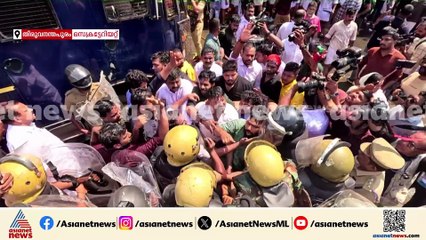പൊലീസിനെ ആക്രമിച്ച് പ്രതിഷേധക്കാർ; പലതവണ ജലപീരങ്കി പ്രയോഗിച്ചു, പിരിഞ്ഞുപോകാതെ പ്രവർത്തകർ