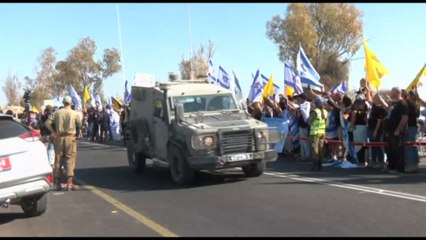 Gaza, convoglio con ostaggi in viaggio verso casa tra ali di folla