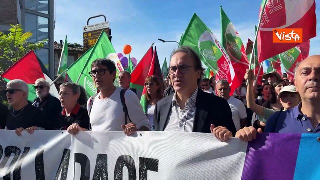 Bonelli e Fratoianni cantano Bella ciao alla marcia della pace Perugia-Assisi