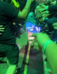 Billie Eilish'e konserde büyük şok: Hayranının saldırısına uğradı